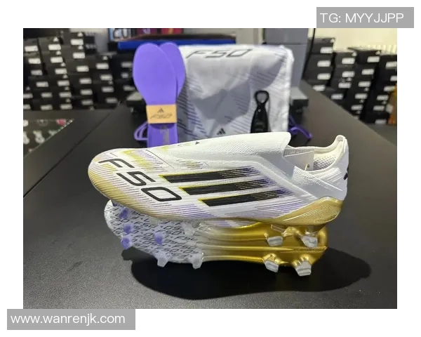 纯白色x足球鞋球星上脚展现运动风尚与潮流碰撞 纯白色x足球鞋球星上脚展现运动风尚与潮流碰撞