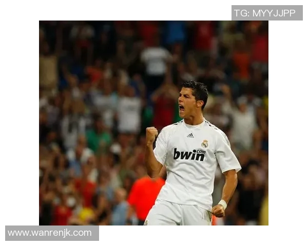 皇马传奇球星C罗立牌足球风采尽显 精彩瞬间重现球场荣耀 皇马传奇球星C罗立牌足球风采尽显 精彩瞬间重现球场荣耀